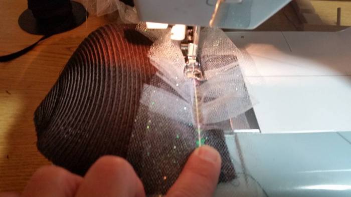 Ruffling on the tulle with the string sequins