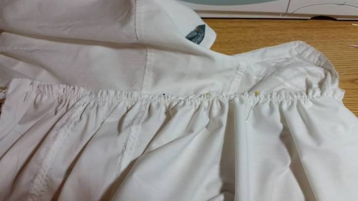 sleeve gathered to the shoulder before stitching
