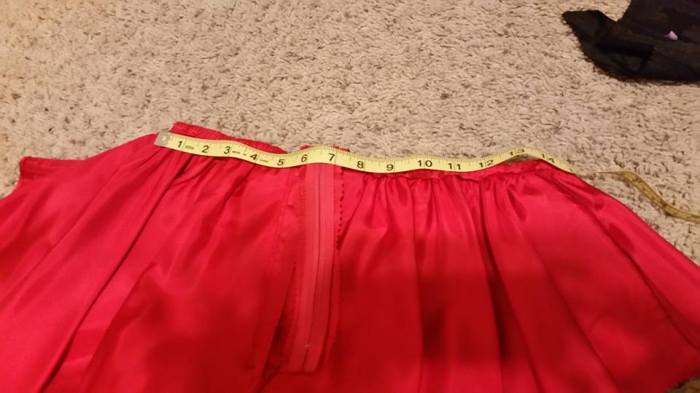 measuring the waist of the top