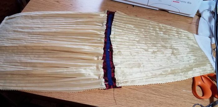 elastic casing at middle band of sleeve