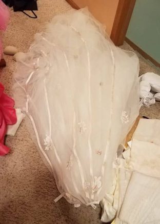 decorated detachable train to become a cape