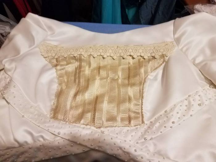 bodice trimmed with pinking shears and lace added
