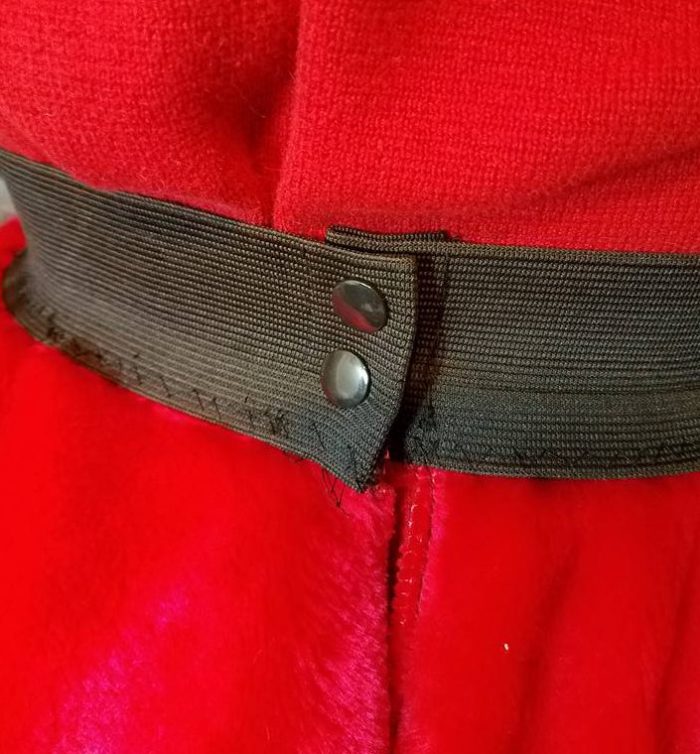 snaps on the elastic