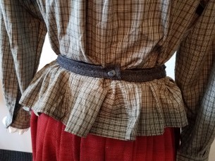 apron tightened with elastic